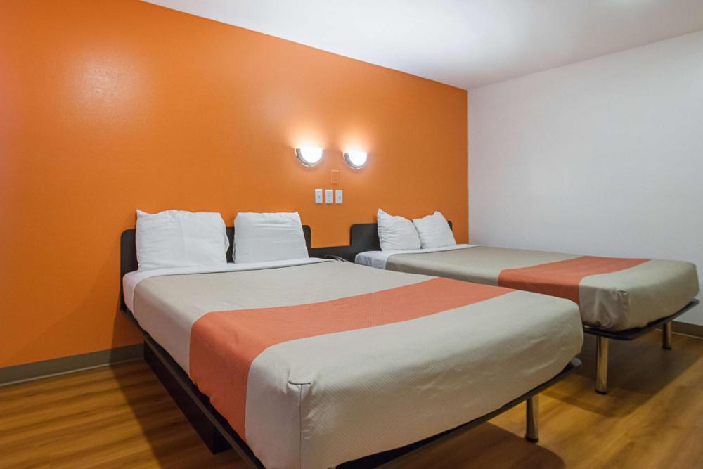 Queen Room with Two Queen Beds - Smoking interior